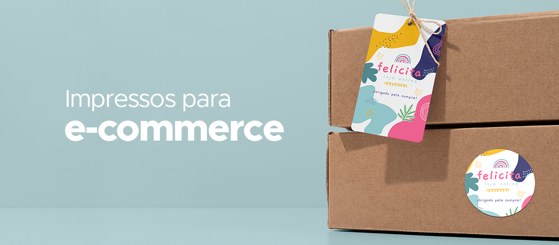 Materiais gráficos personalizados sobre uma bancada, prontos para embalar um pedido